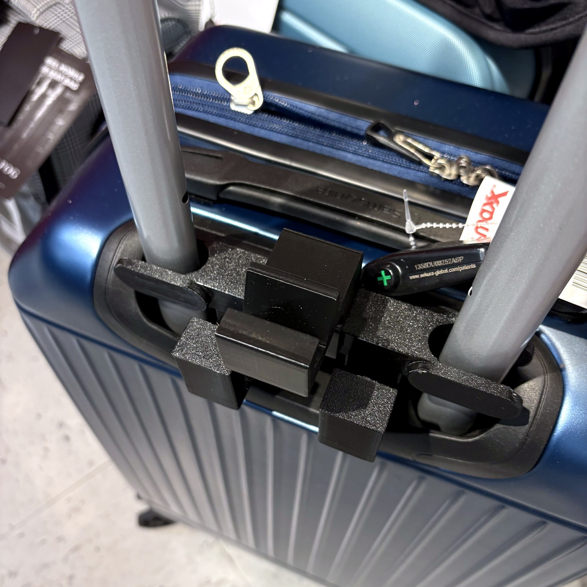 RAILTOTE on navy Samsonite